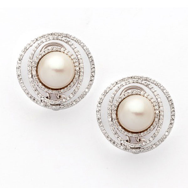 Pendientes en oro blanco con perla central y diamantes talla brillante con un peso total de 2,20 cts. aprox.