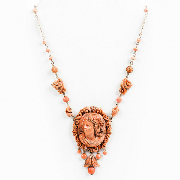 Bello collar montado en oro rosa 14 K, con un centro-camafeo antiguo de talla barroca en coral siciliano de Sciacca.