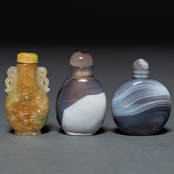 Conjunto de tres tabaqueras chinas realizadas en piedra de ágata
