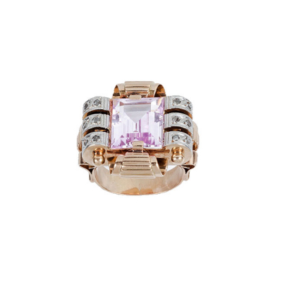 Sortija vintage de época &#039;Chevalier&#039; en oro rosa con piedra rosa talla esmeralda entre volutas y bandas laterales en oro blanco con diamantitos y vistas grafiladas.