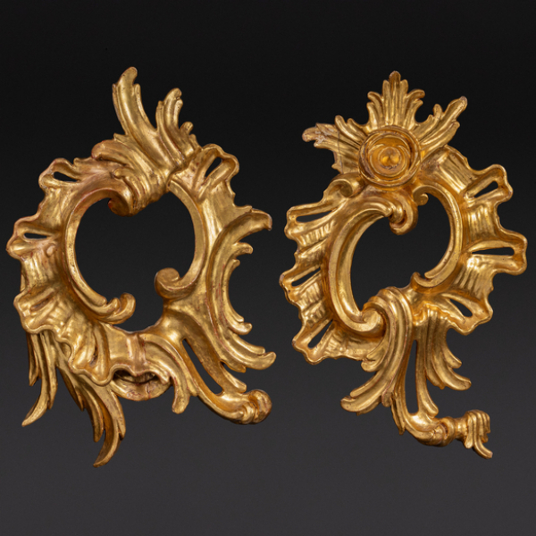 Conjunto de dos elementos ornamentales en forma de rocalla en madera tallada y dorada. Trabajo Español, Siglo XVIII