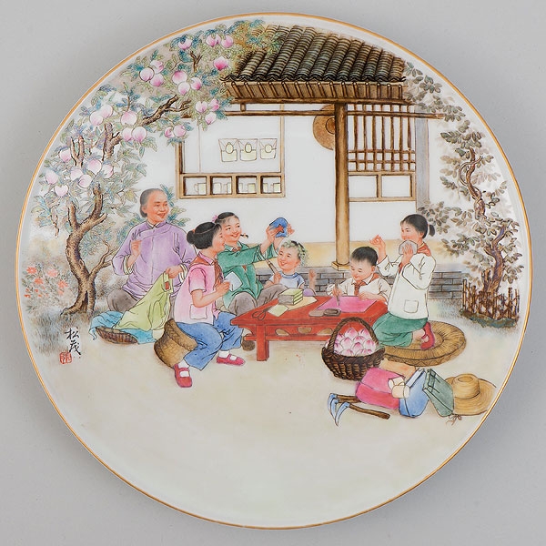 "Niños dibujando en el jardín" Plato en porcelana china. Trabajo Chino, Siglo XX