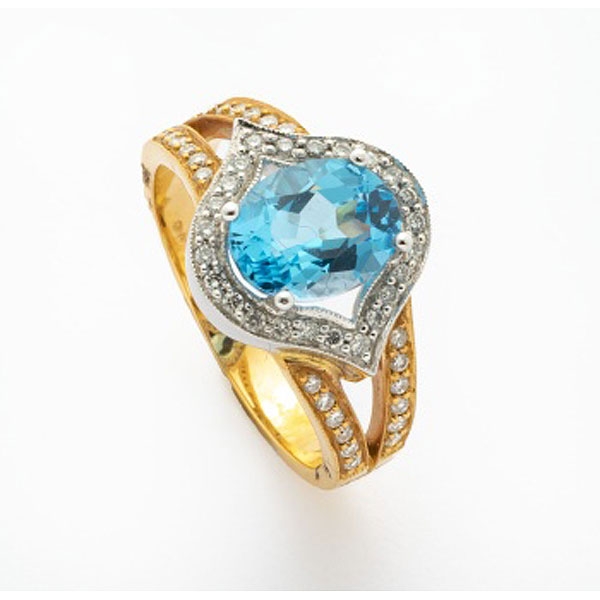 Sortija en oro rosa con topacio azul central, orla y brazos cuajados de diamantes talla brillante con un peso total de 0,50 cts. aprox.