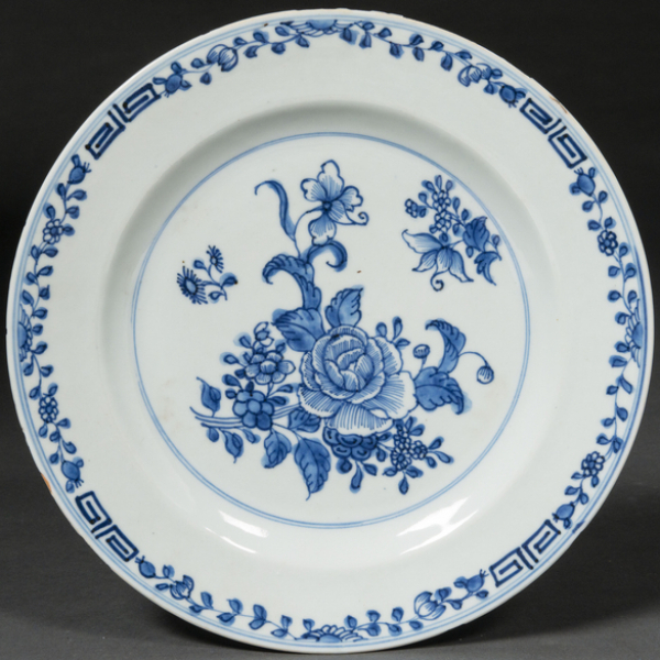Plato en porcelana china de la Compañía de Indias azul y blanco. Dinastia Qing, época Qianlong(1736-95)