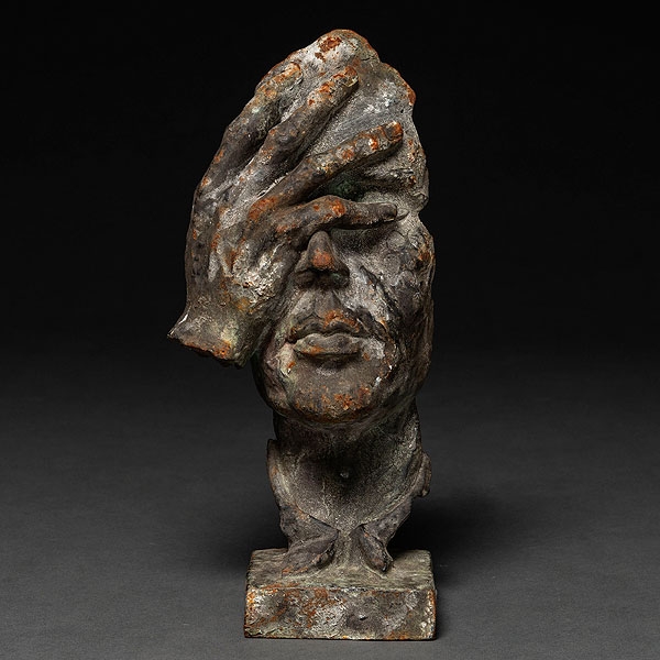 "Mano Cubriendo el rostro"  Figura escultórica de bulto redondo en hierro colado. Siglo XX