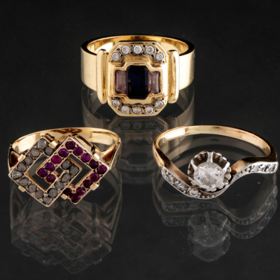Conjunto de anillos en oro amarillo de 18 kt con brillantes, zafiros y rubíes.