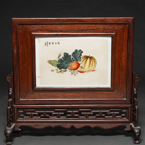 "Bodegón de Frutas" Biombo de mesa con placa de porcelana china. Trabajo Chino, Siglo XX