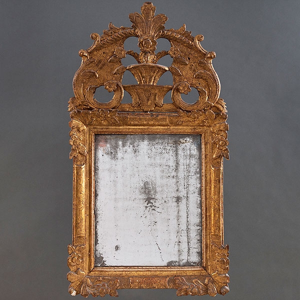 Espejo en madera tallada y dorada del siglo XVIII
