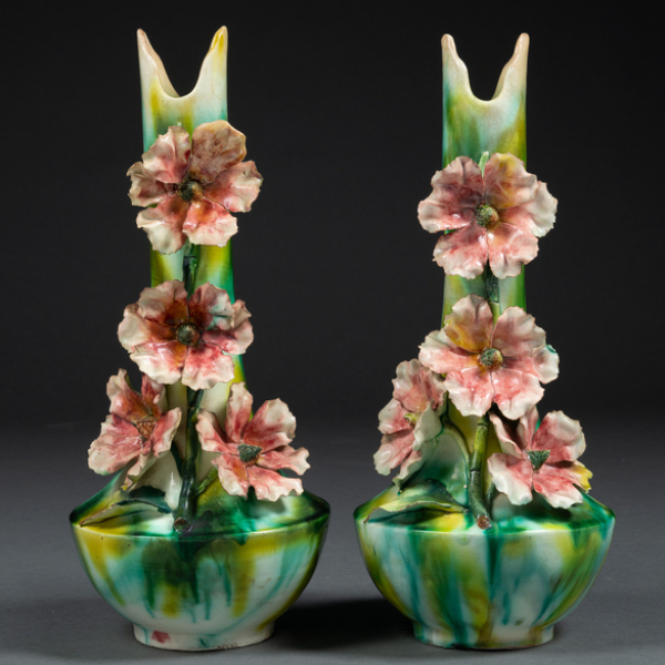 Pareja de floreros en cerámica francesa de Barbotin. Siglo XIX