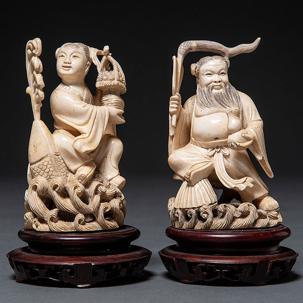 "Dioses de la Antigüedad" Conjunto de dos figuras en marfil tallado. Trabajo Chino, Finales del Siglo XIX-XX