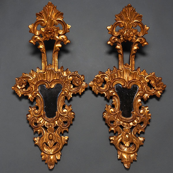 Pareja de cornucopias en madera tallada y dorada del finales del siglo XIX. 