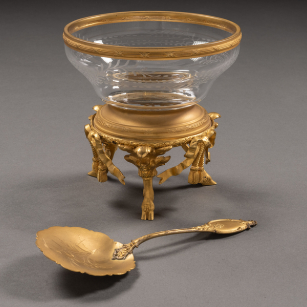 Centro de mesa estilo Luís XVI en cristal francés con montura en bronce dorado de finales del siglo XIX-XX