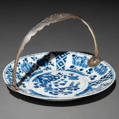 Fuente en forma de cesta en porcelana china azul y blanca