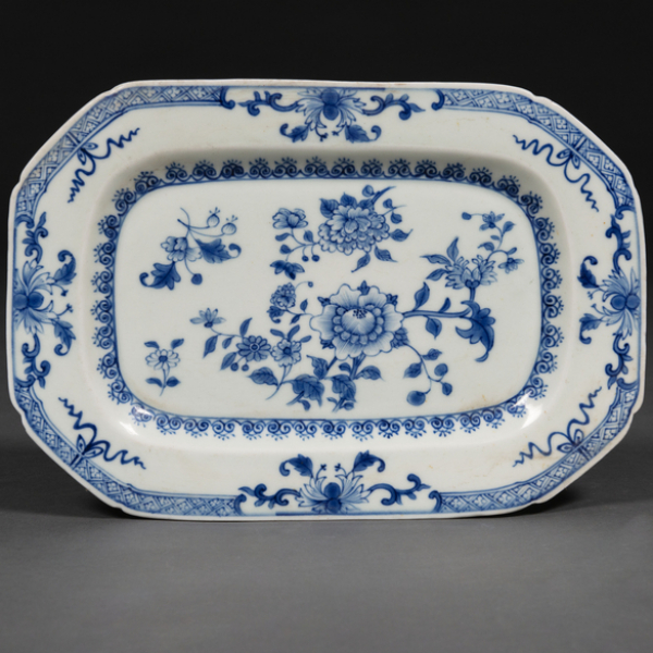 Fuente ochavada en porcelana de Compañía de Indias azul y blanco. Dinastia Qing, época Qianlong(1736-95)