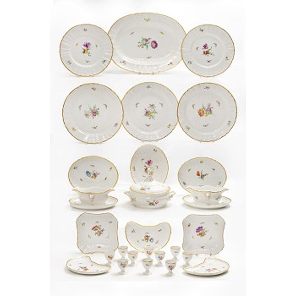 Juego de mesa en porcelana policromada y dorada con decoración de flores, mariposas y guirnaldas
