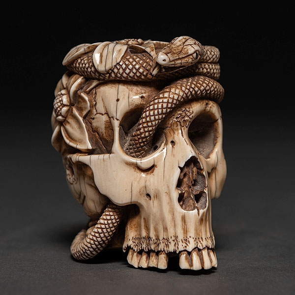"Calavera con serpiente" realizada en marfil tallado.