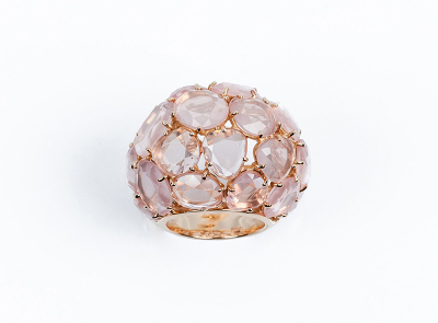 Sortija de la firma POMELLATO en montura de oro rosa, diseño &#039;bombé&#039; calado, cuajado de cuarzos rosas ovales, en garras.