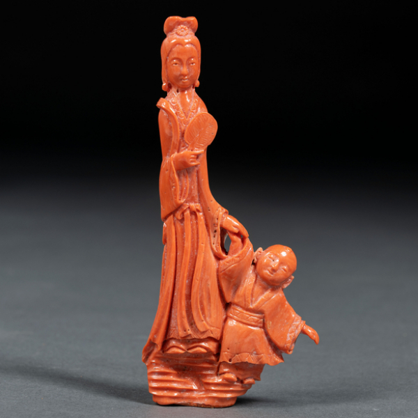 "Dama con Pay-Pay y niño" Figura china en coral rojo. Primer tercio del siglo XX