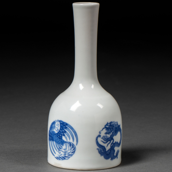 Jarrón en porcelana china azul y blanca de la primera mitad del siglo XX.