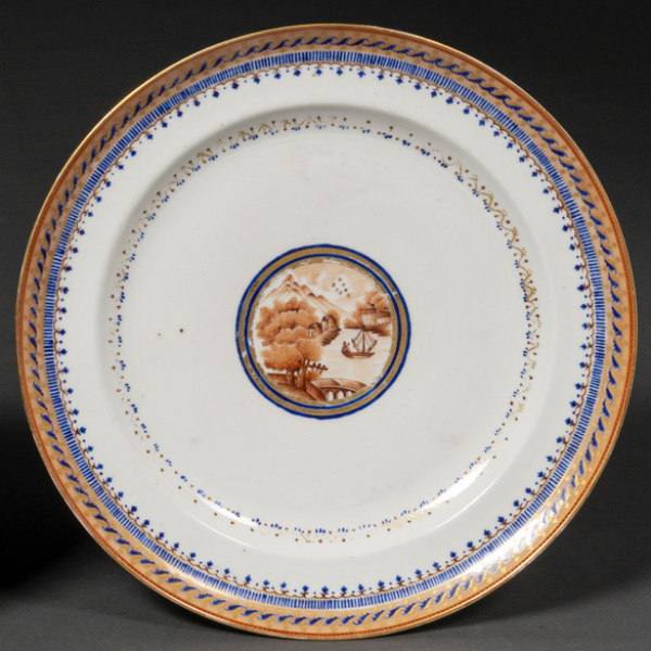 Plato circular en porcelana Compañia de Indias del siglo XVIII, para el mercado de exportación, probablemente Americano.