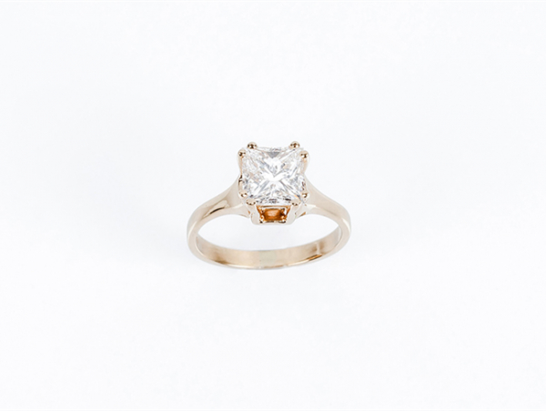 Un limpio diamante talla princesa, blanco excepcional de 2.01 ct, montado en anillo de oro amarillo. 