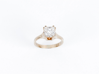 Un limpio diamante talla princesa, blanco excepcional de 2.01 ct, montado en anillo de oro amarillo. 