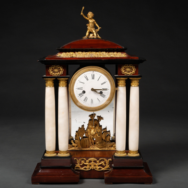 Reloj Vienés Biedermaier en madera con aplicaciones en mármol y bronce dorado. Trabajo Austriáco, h. 1810-20. 