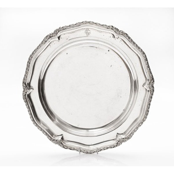 Fuente redonda en plata con decoración vegetal. Estilo Luis XVI. Marcas del platero Anitua.  Época: S. XX