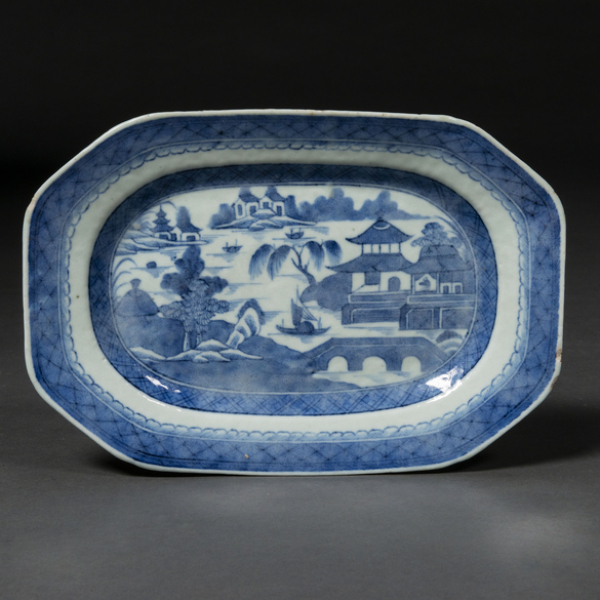 Fuente poligonal en porcelana Xhina azul y blanca, dinastia Qing, época Qianlong(1736-95)