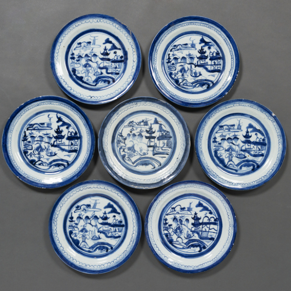 Conjunto de 7 platos en porcelana china azul y blanca, dinastia Qing, época Qianlog(1736-95)