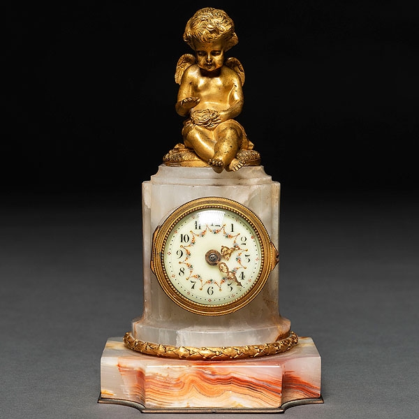 "Cupido alado" Reloj estilo Luís XVI en ónix y bronce dorado. Trabajo Francés, Siglo XIX 