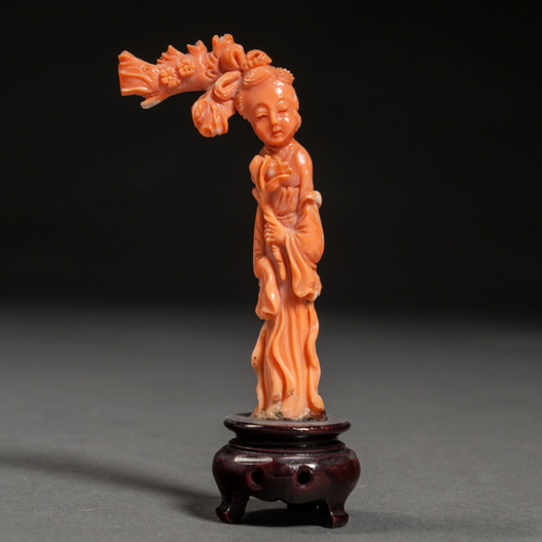 "Dama con Flores" Figura realizada en coral rojo, trabajo Chino, Primer tercio del siglo XX