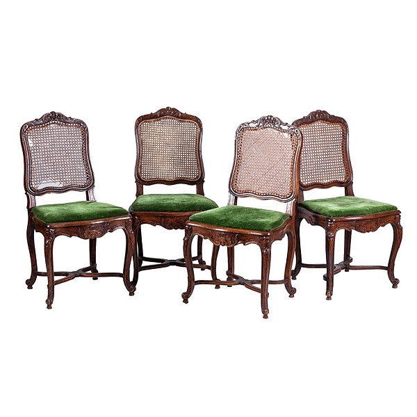 Sillería francesa compuesta por seis sillas y dos butacas, estilo Luis XV.