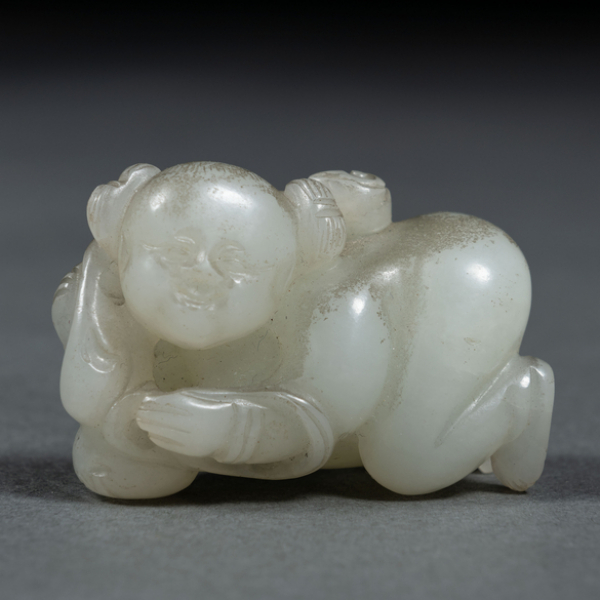 "Niño de rodillas" Figura china en jade blanco. Trabajo Chino, Siglo XIX