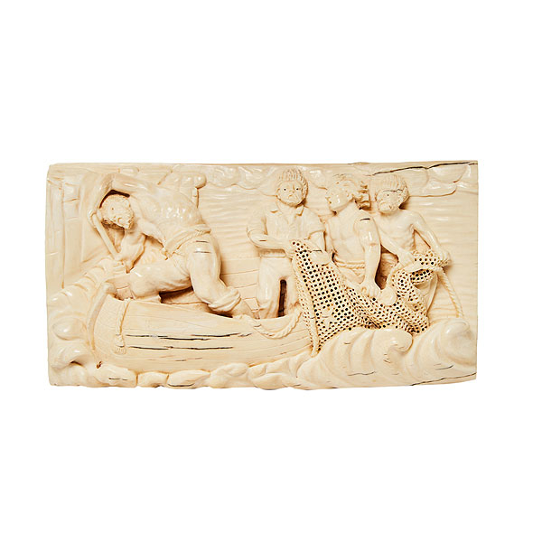 Placa en marfil tallado con decoración de pescadores en relieve, ppios. del s.XX.