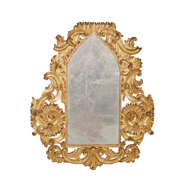 Espejo en madera tallada y dorada con decoraciones de rocallas, roleos y tornapuntas, s.XVIII.