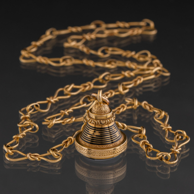 Cadena de eslabones en forma de lazos en oro amarillo de 18 kt con colgante en forma de campana con ágata.