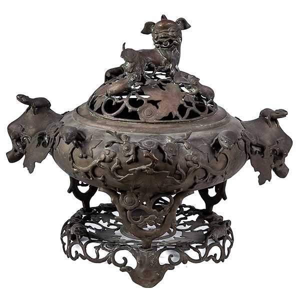 Pebetero chino de bronce con tapa calada rematada por figura de león, S.XIX