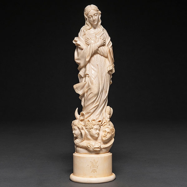 "Inmaculada Concepción" Figura escultórica realizada en marfil tallado. Siglo XX