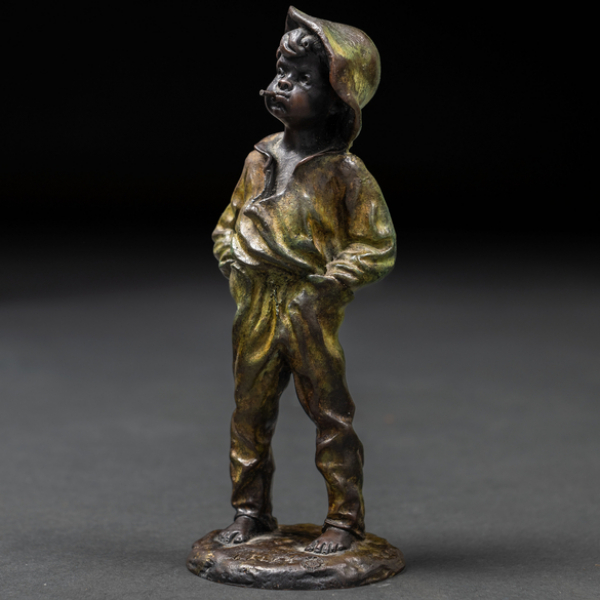 "Niño con cigarro" Escultura realizada en bronce Autoría: LOUIS KLEY (Francia, 1833-1911)