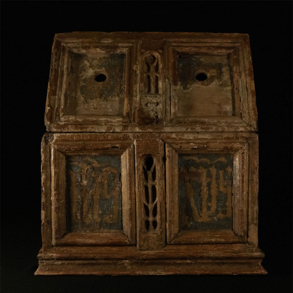 Excepcional Arqueta Gótica catalana de finales del siglo XIII - principios del siglo XIV, en madera policromada, dorada y estofada, Cataluña o Valencia.