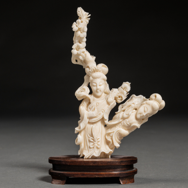 "Geisha con laúd" Figura china en coral blanco. Primer tercio del siglo XX