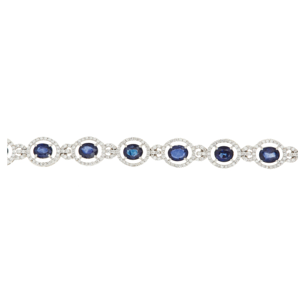 Pulsera en oro blanco con rosetones de zafiro azul talla oval orlados por diamantes talla brillante.