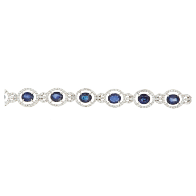 Pulsera en oro blanco con rosetones de zafiro azul talla oval orlados por diamantes talla brillante.