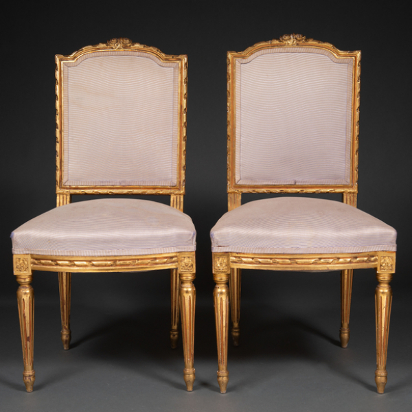 Pareja de sillas estilo Luís XVI en madera tallada y dorada. Siglo XIX-XX