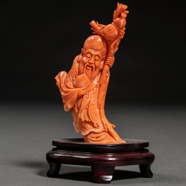 "Sabio de la Antigüedad" Figura china realizada en coral rojo. Primer tercio del siglo XX