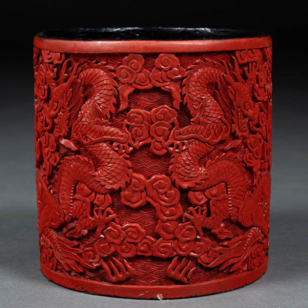Bote de pinceles chino en laca roja color cinabrio. Trabajo Chino, Siglo XX