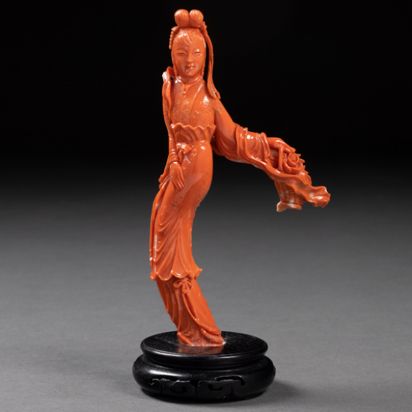 "Dama con Flores" Figura realizada en coral rojo, trabajo Chino, Primer tercio del siglo XX
