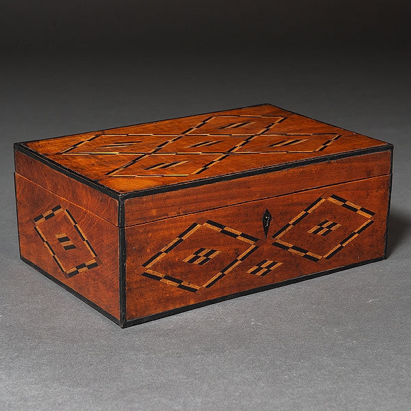 Caja Inglesa en madera con marquetería en madera de nogal. Siglo XIX