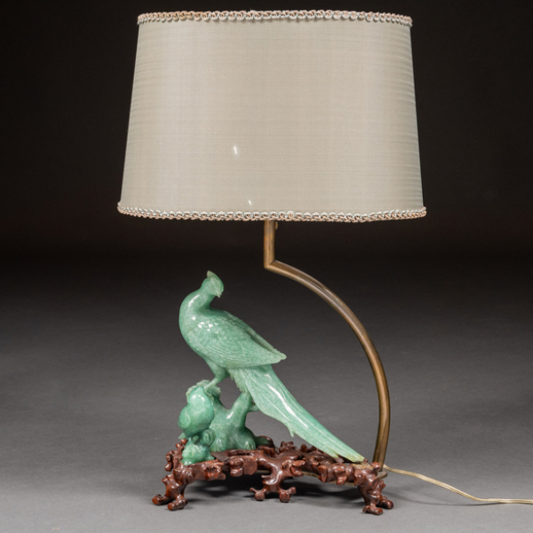 Lámpara de mesa china realizada en bronce con figura de pájaros en cuarzo color verde. Siglo XX